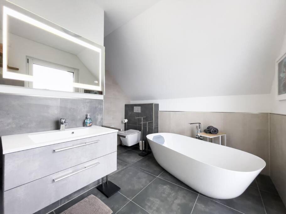 Villa Dreamy Vibes Mit Privatem Pool & Rheinblick Niederkassel Ngoại thất bức ảnh